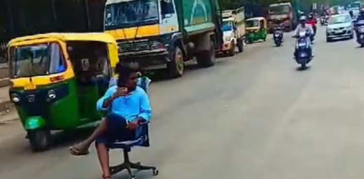 VIDEO: Man lands in hot water for enjoying tea at busiest raod