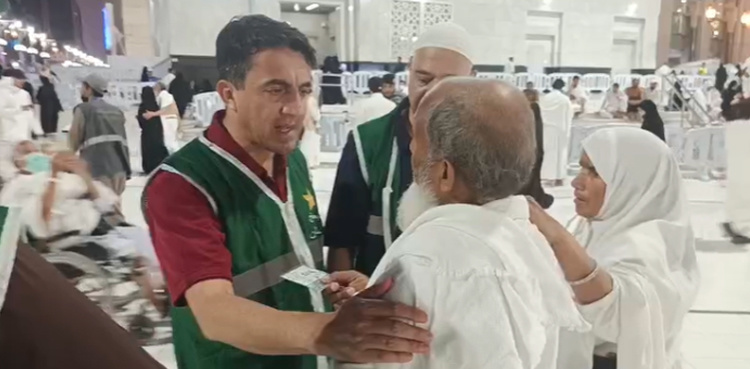 Watch: Pakistani Hajj staff extends support to Indian pilgrims at Haram