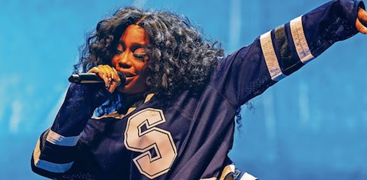 Crowd goes wild as SZA shares the stage with unexpected star