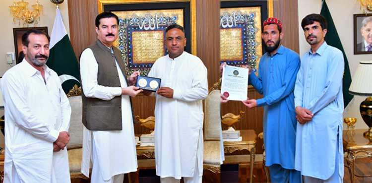 KP Governor announces to send two Swat heroes on Umrah for rescuing tourists