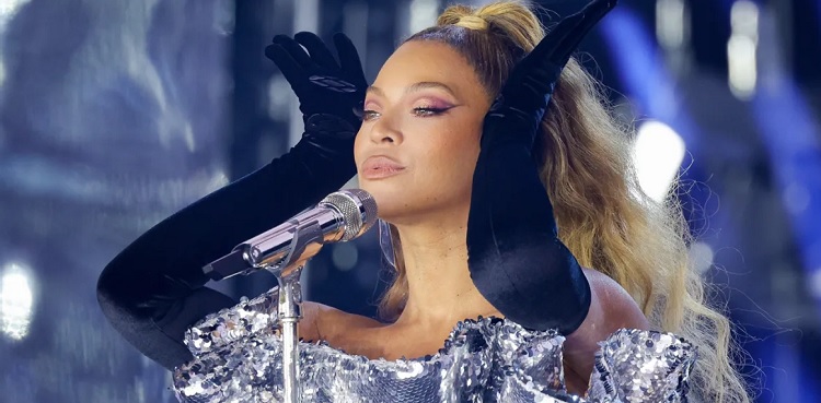 Beyoncé forced to stop concert after scary malfunction