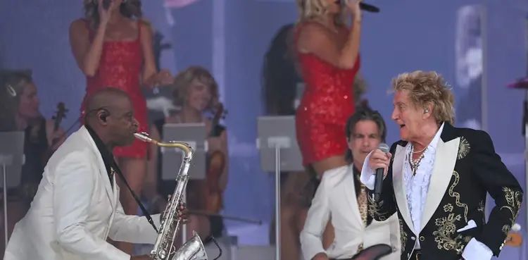 Rod Stewart joined by Ronnie Wood and Lulu in Glastonbury legends slot