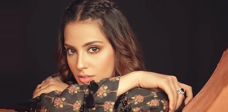 Iqra Aziz ditches filters to embrace real skin; picture goes viral!