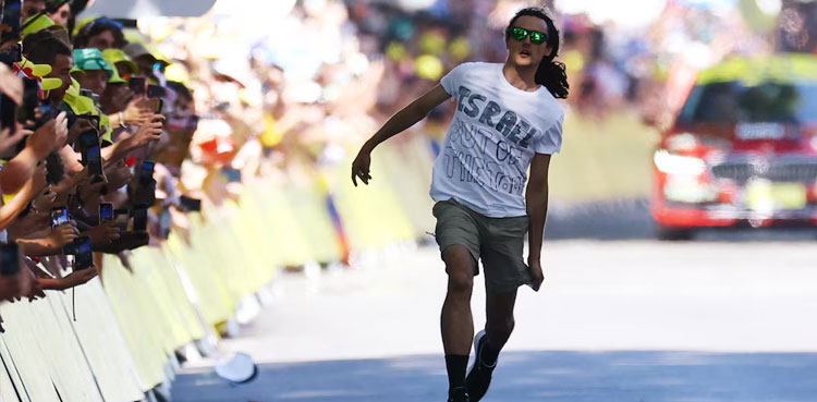 Protester wearing 'Israel out of the Tour' t-shirt runs onto Tour de France