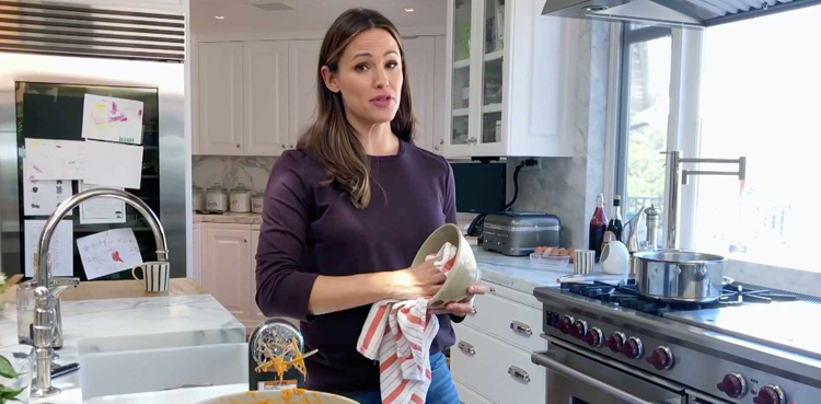 The internet can’t get enough of Jennifer Garner’s kitchen magic