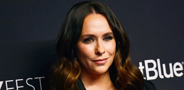 Jennifer Love Hewitt reflects on being target of misogyny during early fame