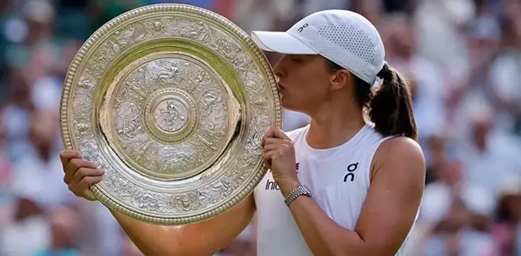 Swiatek destroys Anisimova 6-0, 6-0 to win first Wimbledon title