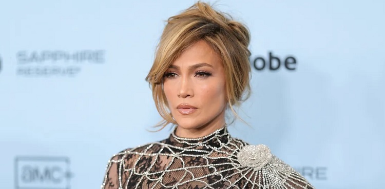 Jennifer Lopez suffers shocking wardrobe malfunction during concert