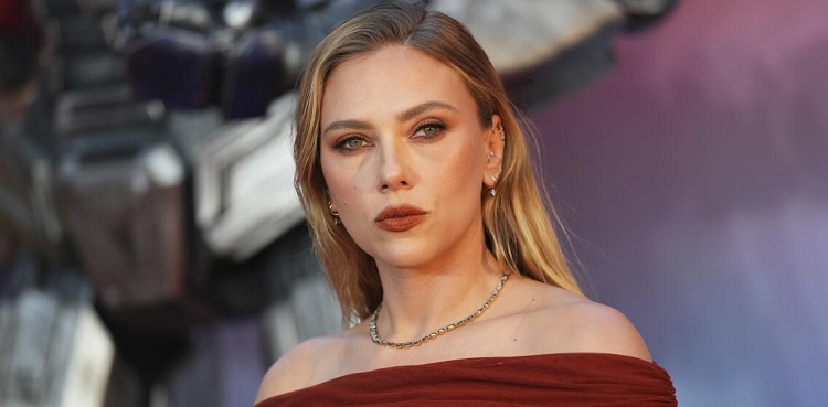 Scarlett Johansson loses calm at paparazzi on 'Paper Tiger' set