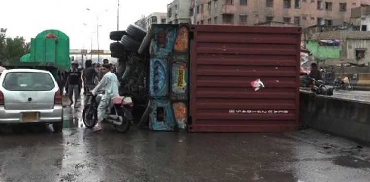 Trailer crushes woman to death in Karachi