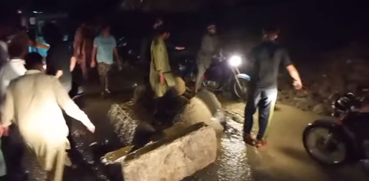 Heavy rains trigger landslide in Karachi