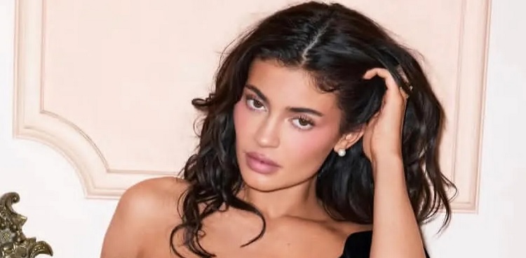 Kylie Jenner rings in her 28th birthday with Kendall, Hailey, Justin & more!