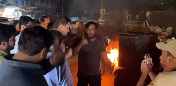 Mayor Murtaza Wahab announces road repairs in Karachi