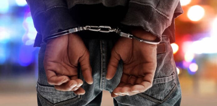 Karachi police arrest three suspects, recover over 100 snatched cellphones