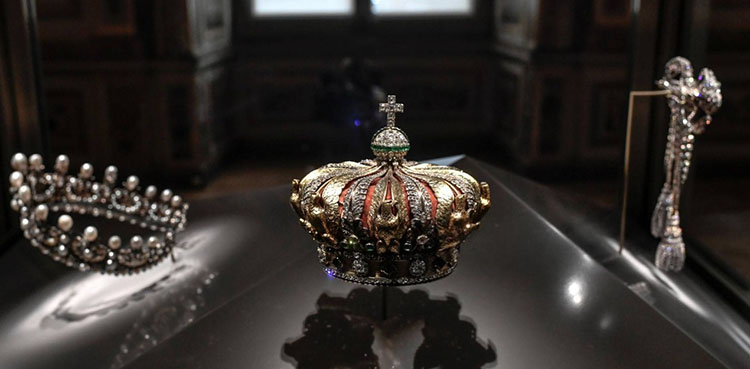 Real-life ‘Lupin’? Thieves rob the Louvre in broad daylight and evade capture