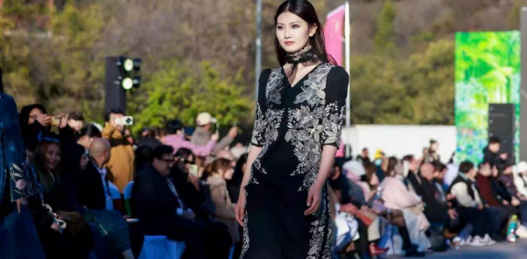 Pakistan and China mark 60 years of cultural ties with fashion show at Great Wall