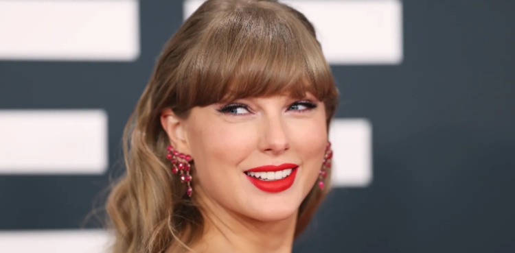 Taylor Swift blooms during ‘Taykover’ of 'Late Night with Seth Meyers'