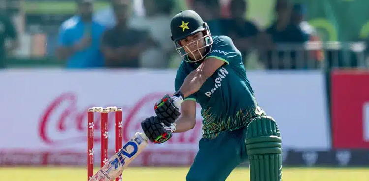 Pakistan thrash South Africa to reach semi-finals