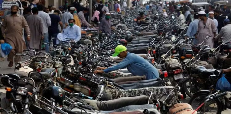 Karachi Parking: Citizens urged to report illegal fee collection