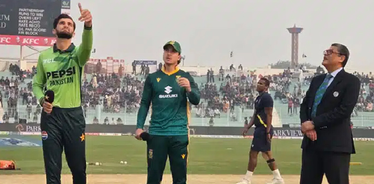 South Africa opt to bat against Pakistan