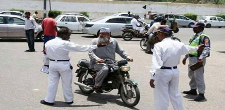 Social Media Power: Traffic cop suspended after citizen films him taking bribe