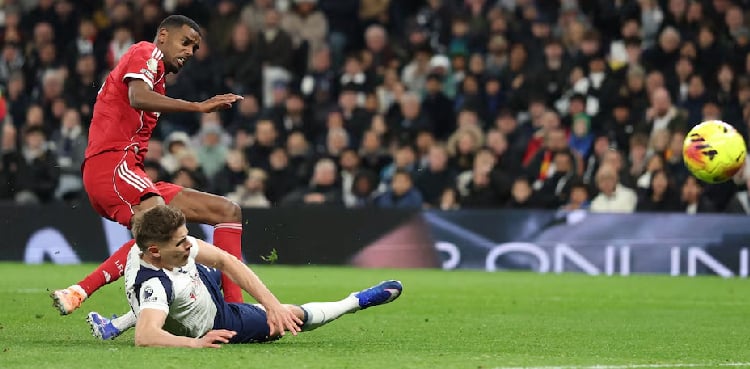 Frank defends Tottenham's Van de Ven over tackle on Isak