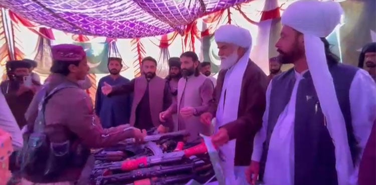 Baloch militant commander Noor Ali Chakrani surrenders along with 100 associates