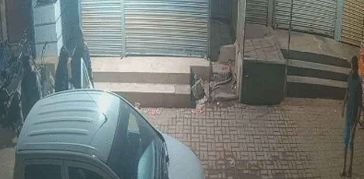 Video: Robbers steal milk container at gunpoint in Karachi