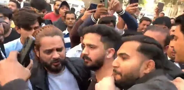 WATCH: YouTuber Rajab Butt assaulted on Karachi City Court premises