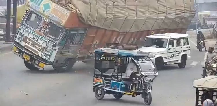 Viral Video: Truck overturns onto SUV, claims driver's life