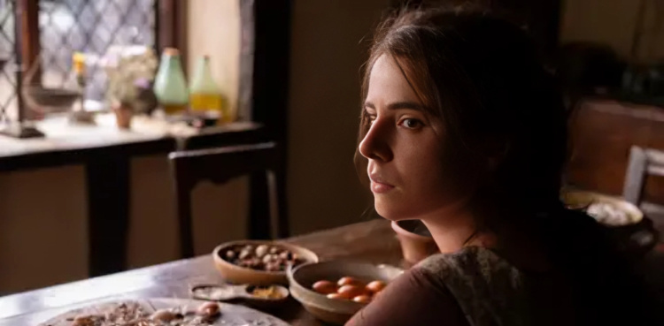 Jessie Buckley wins praise for emotional role in Hamnet