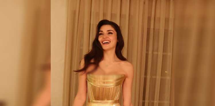 SRK fan: Hande Ercel clears the air with a post on social media