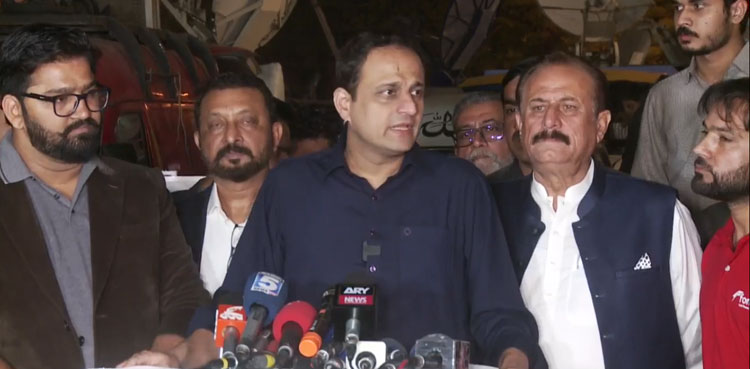 Mayor inaugurates Rs 1bn solar lighting initiative on Karachi's Shahra-e-Faisal