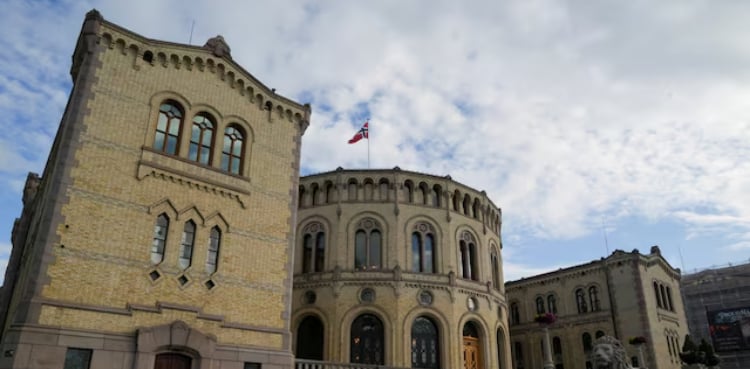 Norway parliament approves $2 billion artillery plan