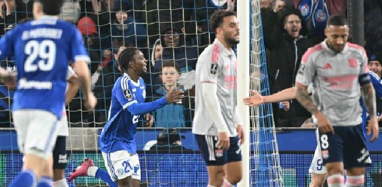 Strasbourg snap Lyon winning run in Ligue 1