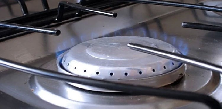 Gas Outages Hit Karachi Neighborhoods During Iftar Despite SSGC Assurances