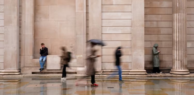 UK jobless rate climbs, adding to Bank of England rate cut bets