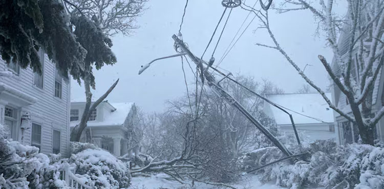 Paralyzing blizzard hits US Northeast, closing roads and canceling flights