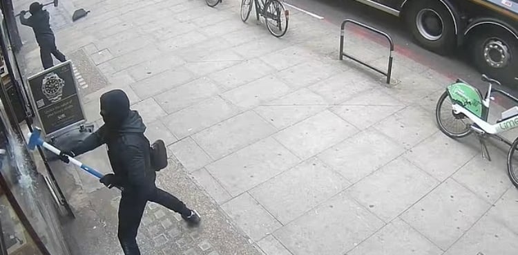 Gang steals £100K in goods using Ford Fiesta