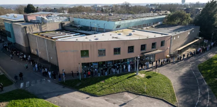 Kent meningitis outbreak triggers surge in UK vaccine demand, policy debate