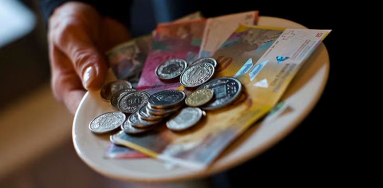 Swiss cling on to cash as survey shows payment app use stalling