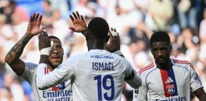 Lyon beat Auxerre to stay on course for Champions League