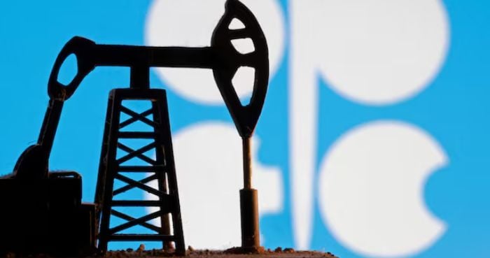 OPEC+ debates theoretical oil output hike amid Iran war paralysis, sources say