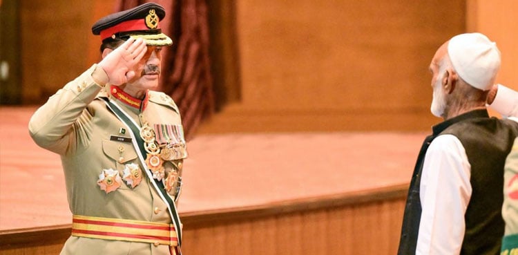 Field Marshal Asim Munir confers military awards upon Pakistan Army personnel at GHQ