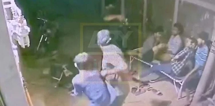 CCTV footage shows armed robbery of youths near Karachi’s Nagan Chowrangi