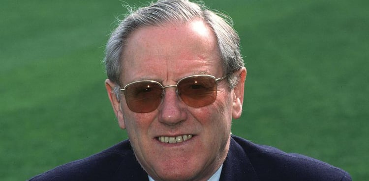 Former England captain Smith dies at 92