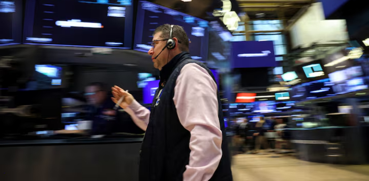 S&P 500 dips as chip stocks give up gains