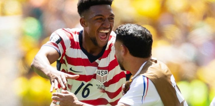 USA down Australia to reach World Cup knockout rounds