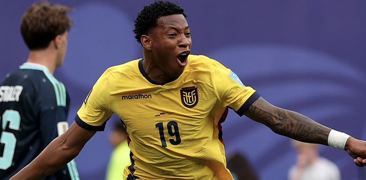 Ecuador stun Germany to reach World Cup last 32