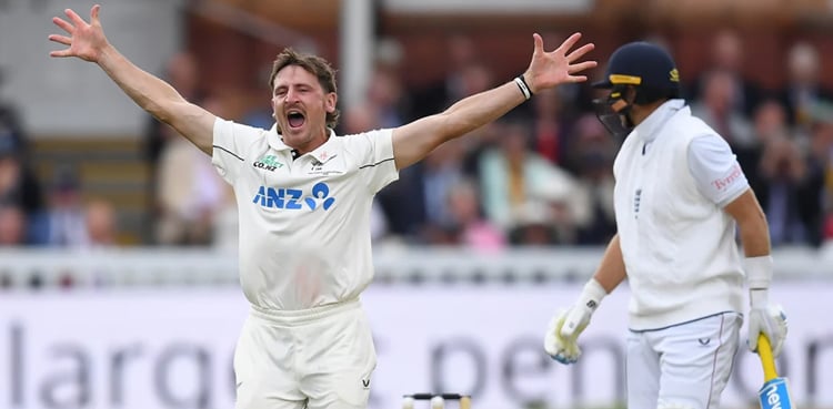 England collapse gives New Zealand hope in first Test